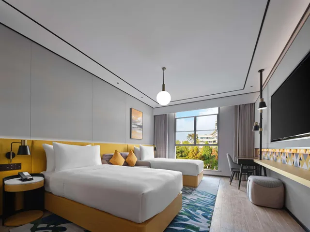 غرفة بسرير مزدوج بإطلالة على الجبل، Hilton Garden Inn Kunming Dianchi 1/1