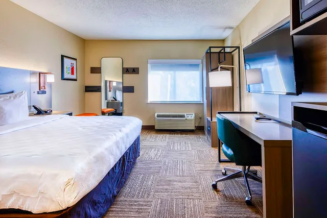 Room, King Bed, Comfort Inn Shepherdsville - Louisville South 2/4