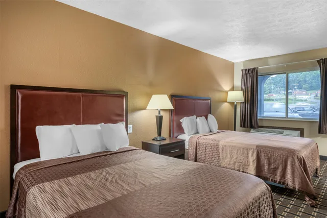 غرفة بسريرين مزدوجين، SureStay Hotel by Best Western Summersville 1/8