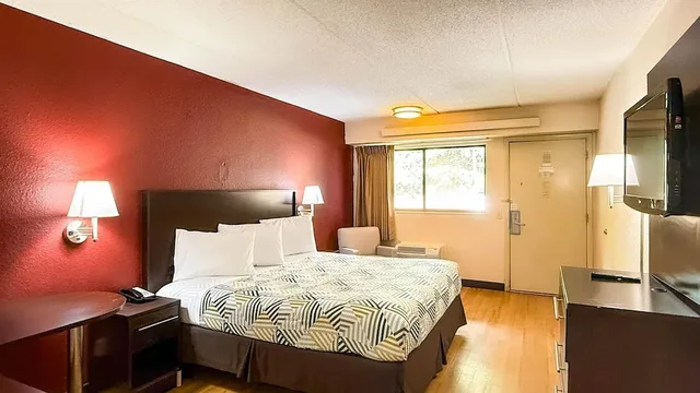 Deluxe, King Bed, Motel 6 Atlanta Smyrna / Ballpark 2/10