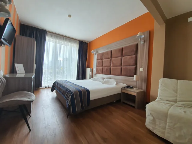 Superior, Double Bed, Hotel Midi-Zuid 3/7