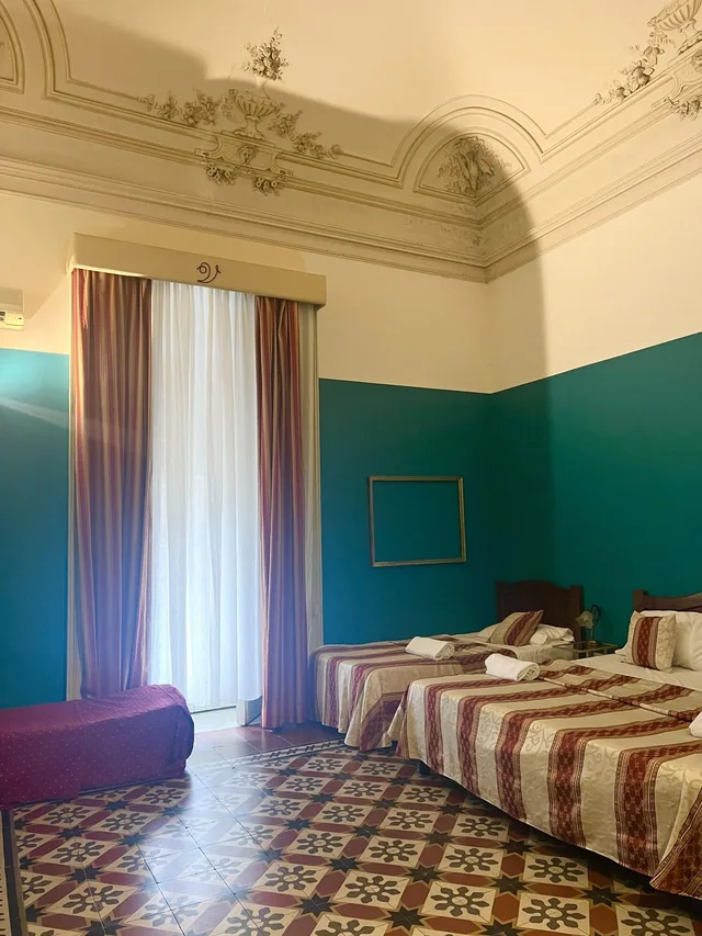 جناح جونيور، Hotel Valentino 2/5