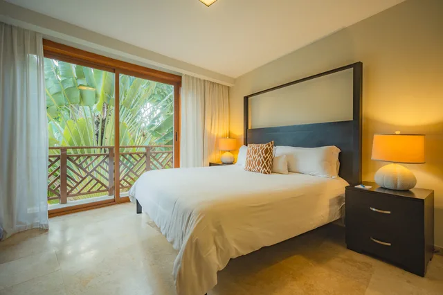 1 Bedroom Suite Mountain View, The Bannister Hotel and Yacht Club 2/3
