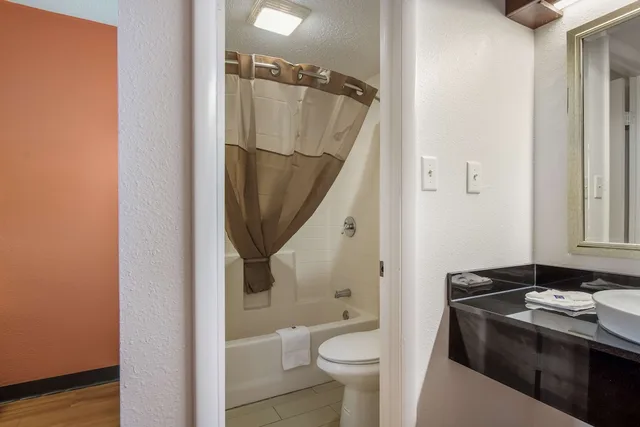 غرفة قياسية بسرير كينج لذوي الإعاقة، Motel6 Van Buren, AR 7/10