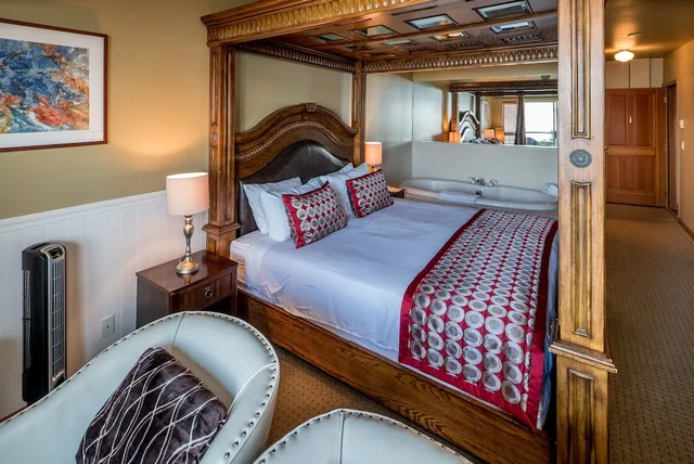 غرفة بسرير كينج بحوض جاكوزي، Camano Island Inn 3/9