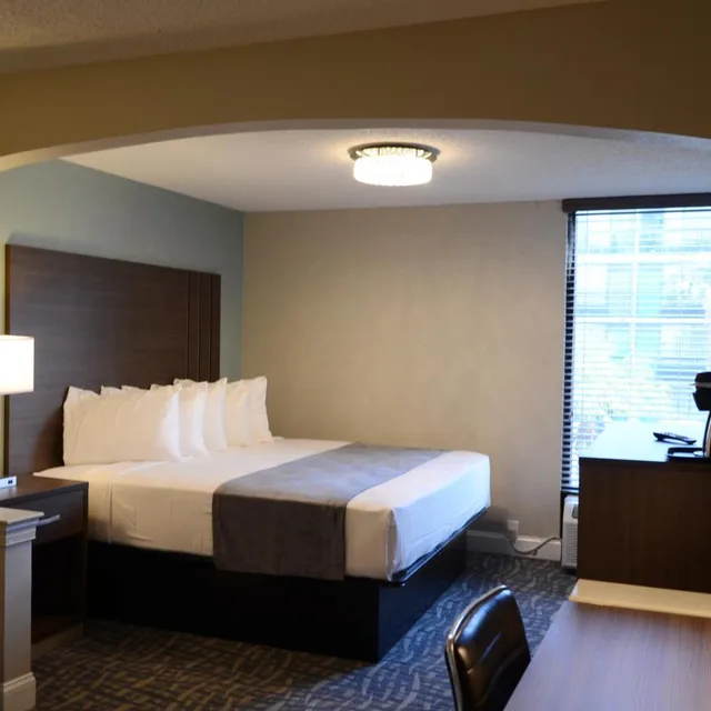 Renovated, Executive, King Bed، Opal Hotel and Suites 3/10