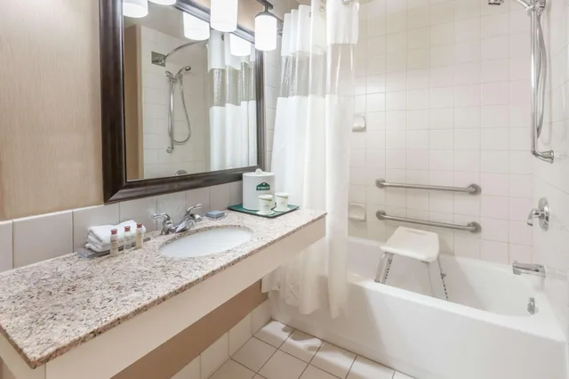 غرفة بسرير كينج وسرير كوين لذوي الإعاقة، Wingate by Wyndham Edmonton West 7/8