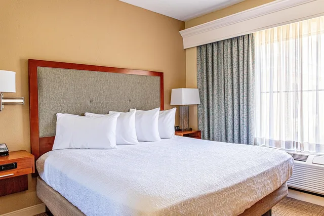 جناح بسرير كينج مع أريكة بمطبخ صغير، Hampton Inn Charleston Daniel Island 2/9