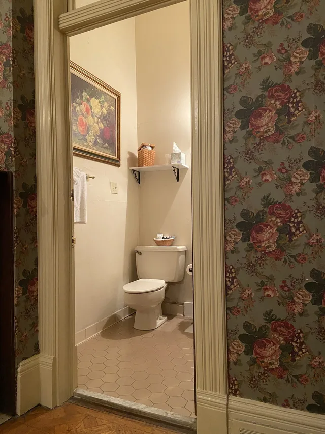 غرفة ديلوكس بسرير كينج، The Queen Anne Inn 4/4