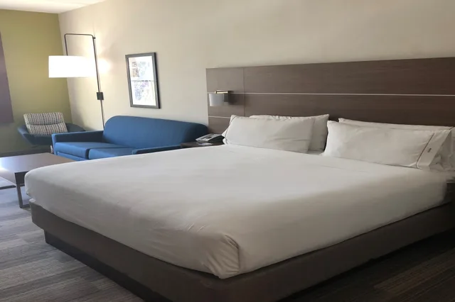 جناح بسرير كينج مع أريكة، Holiday Inn Express Hotel And Suites Albany 1/2
