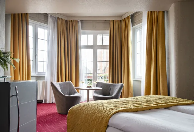 جناح جونيور، Grand Hotel Bristol 3/8