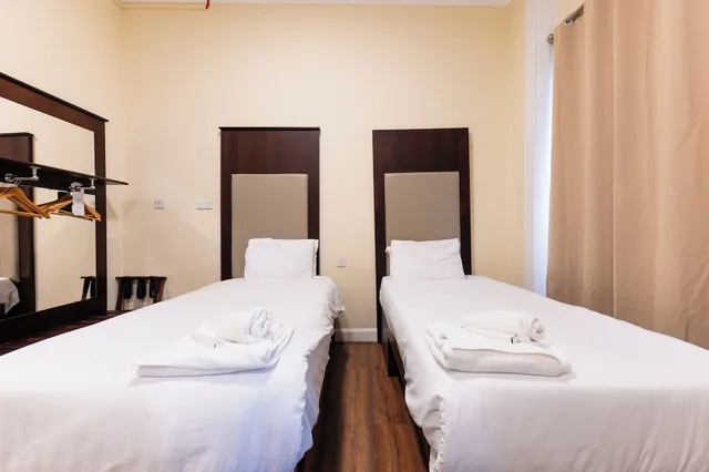 غرفة رباعية بأربعة أسرّة، Astoria Hotel 6/9