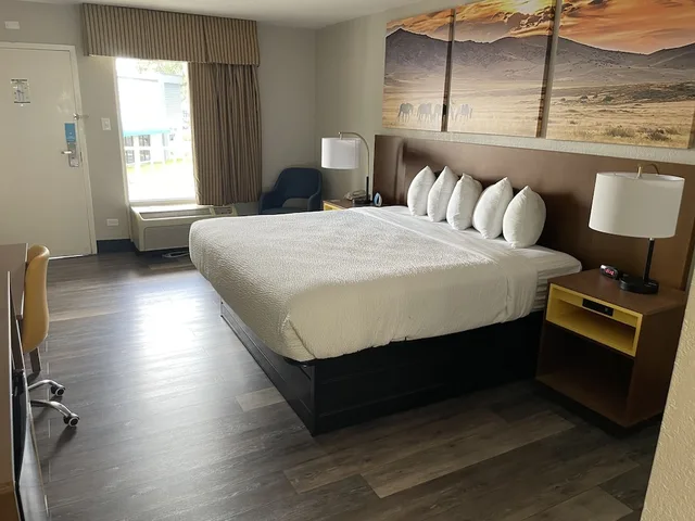 غرفة بزنس بسرير كينج، Days Inn by Wyndham Port Charlotte/Punta Gorda 4/10