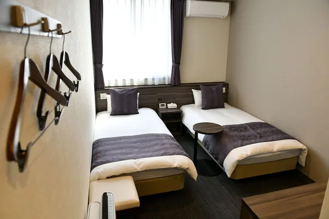 Room, Twin Beds, New Commander Hotel Osaka (ex City Hotel Newcommander) 2/3