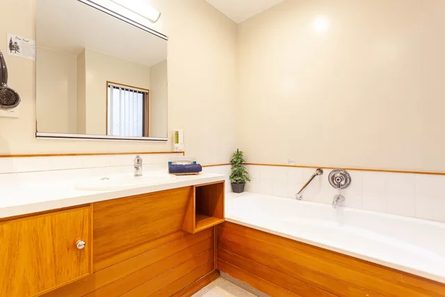 Upstairs, Studio، Cascades Lakefront Motel 7/7
