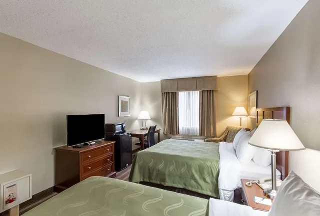 غرفة قياسية بسريرين كوين، Quality Inn Athens, OH 3/5