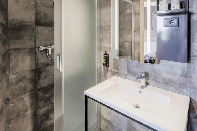 غرفة قياسية رباعية بسرير كوين مع أريكة، B&B HOTEL Prato City Center 8/8