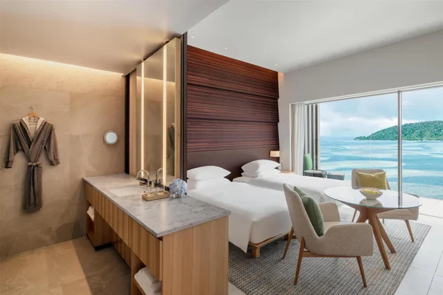 غرفة بسريرين منفصلين بإطلالة على البحر، Hyatt Centric Kota Kinabalu 2/2