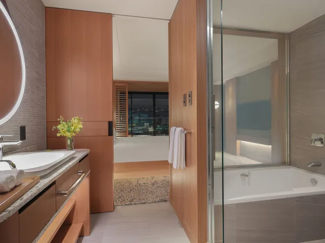 غرفة كلاسيكية بسريرين منفصلين بإطلالة على المرفأ مع دخول صالة النادي، Intercontinental Yokohama Pier 8 4/4