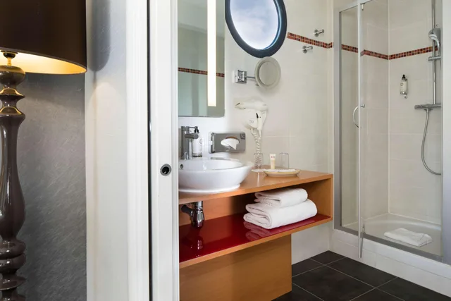 غرفة بريستيج بسريرين منفصلين وسرير كينج مع أريكة، Best Western Plus Hotel De La Regate 4/6