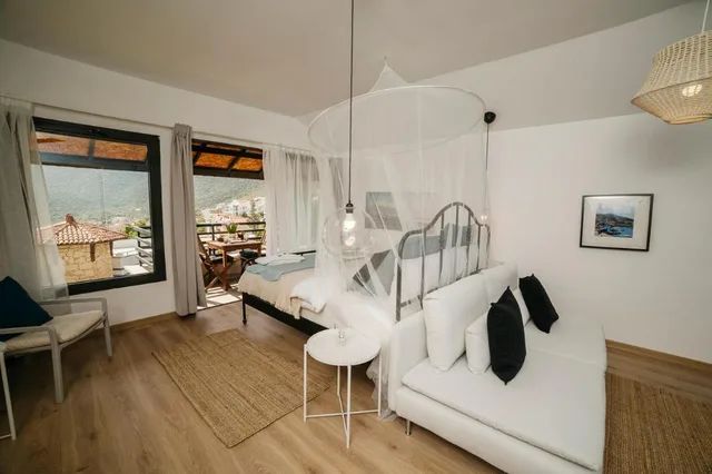 غرفة رومانسية بسرير كوين بشرفة، True Blue Boutique Hotel Kalkan 2/7