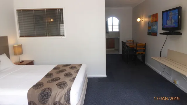 جناح بسرير كوين وسريرين منفصلين، TOWER COURT MOTEL 1/3
