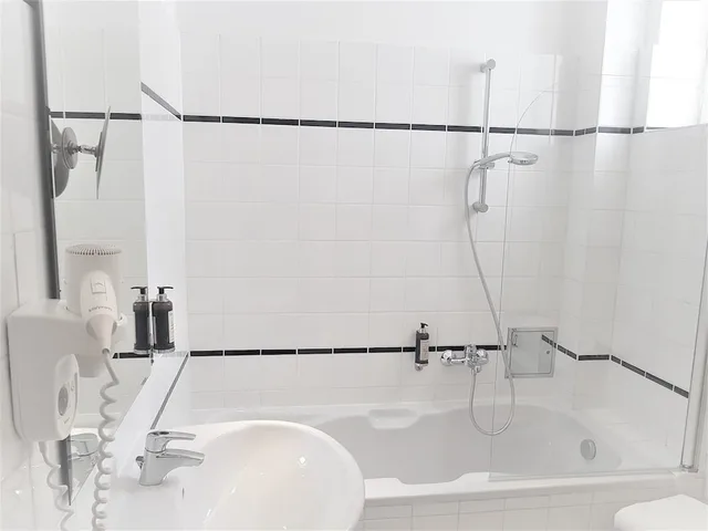 2 Bedrooms, Rosa, Suite, Queen Bed, Sofa، Hotel Karntnerhof 3/3