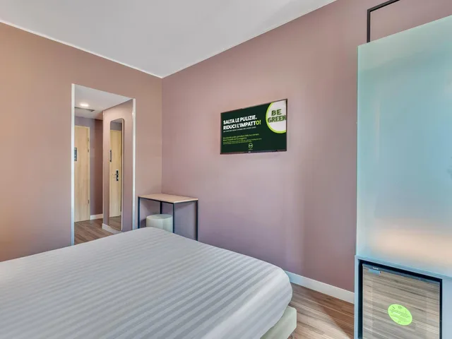 Room, Queen Bed, B&B Hotel Milano Portello 6/10