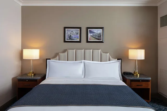 غرفة بسرير كينج بحوض استحمام لذوي الإعاقة، The Higgins Hotel New Orleans, Curio Collection by Hilton 3/4