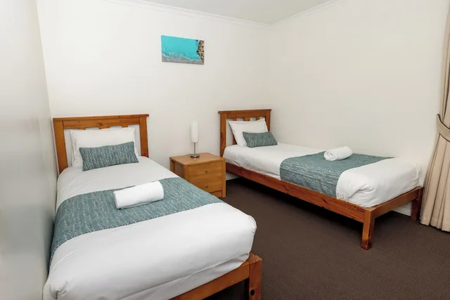 2 Bedrooms, Spa, Deluxe, Villa, King and Twin Beds, Garden View, Jetted Tub، Middleton Beach Holiday Park 1/3