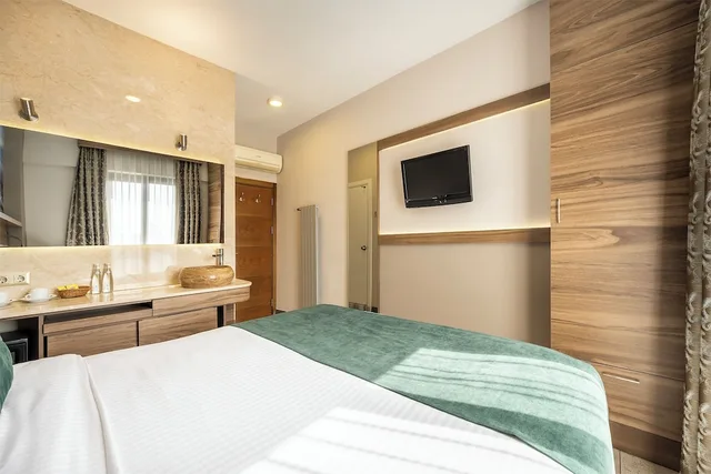 Lanai, Comfort, Twin Beds, City View, The Pera 6/10