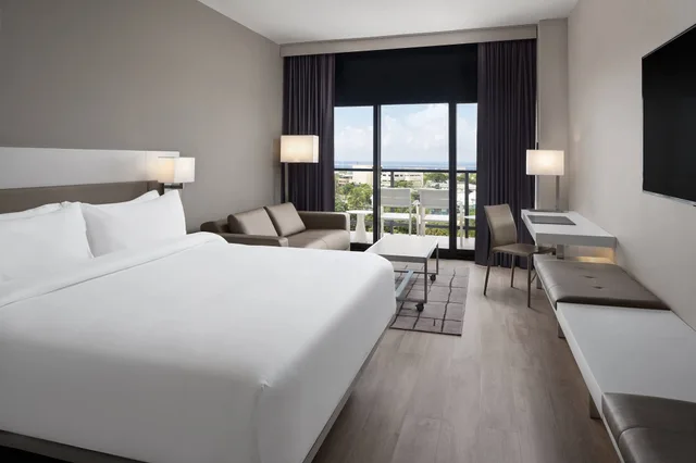 غرفة بسرير كينج بشرفة مع أريكة، AC Hotel Kingston, Jamaica 1/3