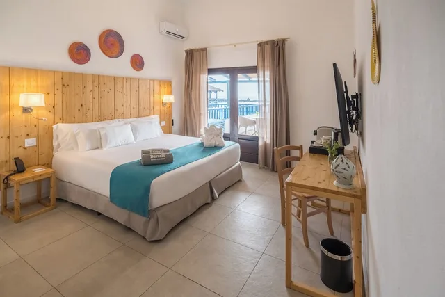 جناح جونيور بسرير كينج بإطلالة على البحر، Ahg Marine Club Beach Resort 1/4