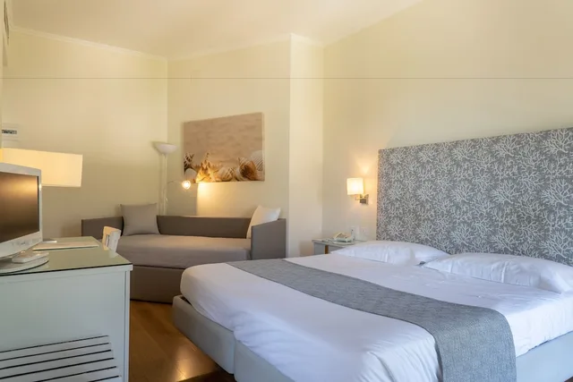 غرفة بسريرين منفصلين بإطلالة على المسبح، Hotel Regina Sorrento 4/10