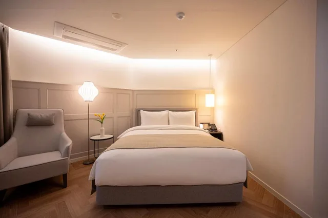 جناح ركني بسرير كوين بحوض استحمام، HOTEL D Edition 4/9