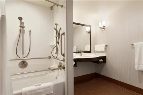 جناح لذوي الإعاقة، Hilton Garden Inn Boston Logan Airport 2/2