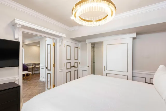 1 Bedroom, Tudor, City, Luxury, Suite, King Bed, Sofa، Westgate New York Grand Central 2/4