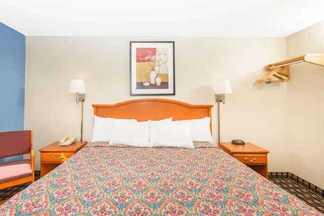 غرفة بسرير كينج لذوي الإعاقة، Days Inn by Wyndham Effingham 5/9