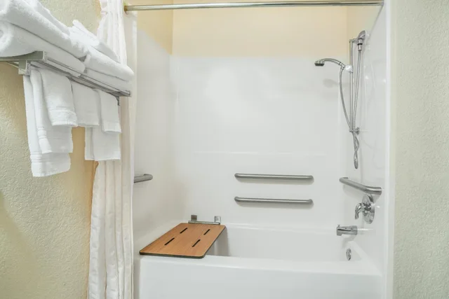 غرفة سوبيريور بسرير كوين لذوي الإعاقة، Microtel Inn & Suites Tomah 6/8