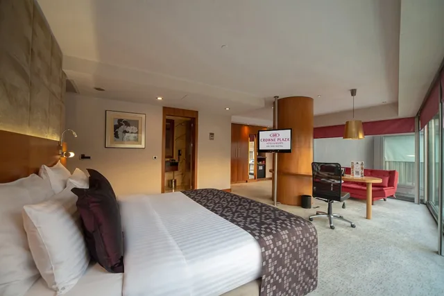 جناح جونيور بسرير كينج مع دخول صالة النادي، Crowne Plaza Istanbul Harbiye Hotel 1/5