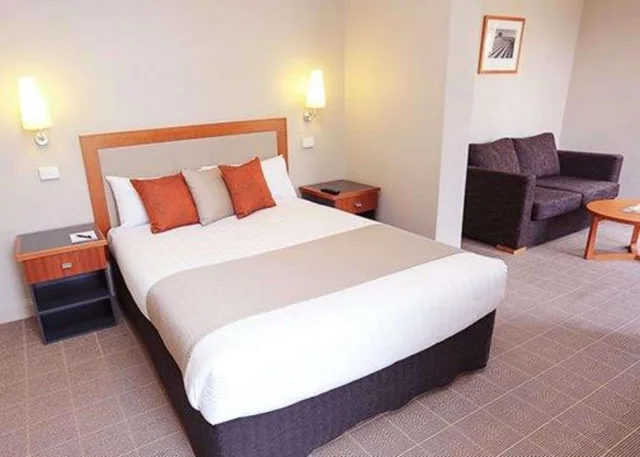 غرفة بسرير كوين بمنطقة جلوس، Quality Hotel Mildura Grand 1/4