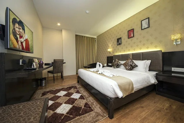 Green, King Bed, The Fern Residency Kolkata 1/3