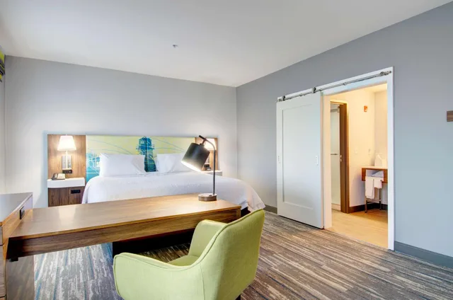 جناح استوديو بسرير كينج مع أريكة لذوي الإعاقة، Hampton Inn Suites Portland Me 2/5