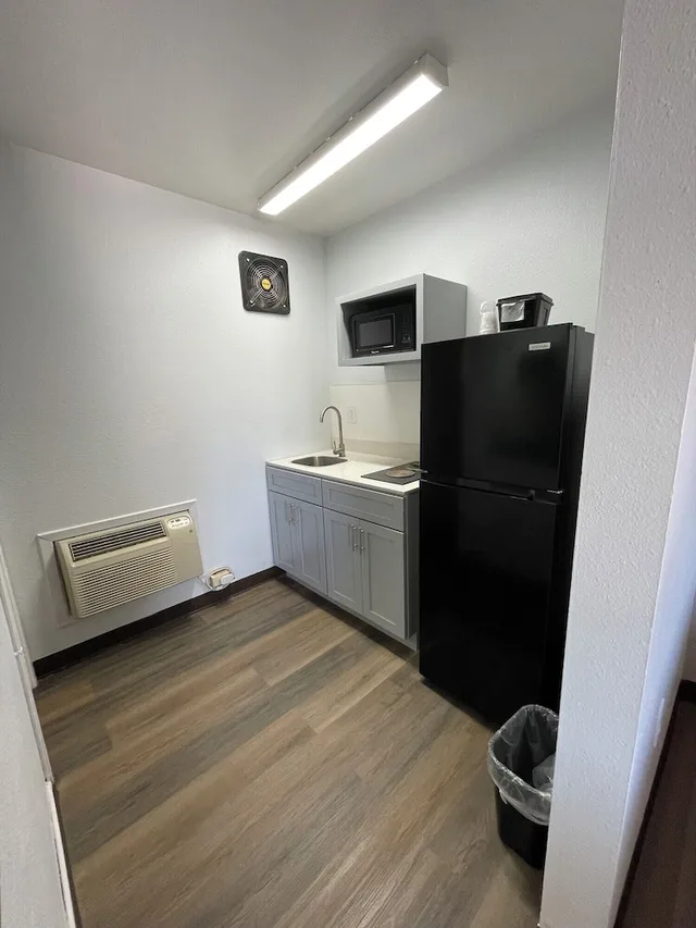 غرفة ديلوكس بسريرين كوين بمطبخ صغير، Motel6 Artesia, NM 5/8