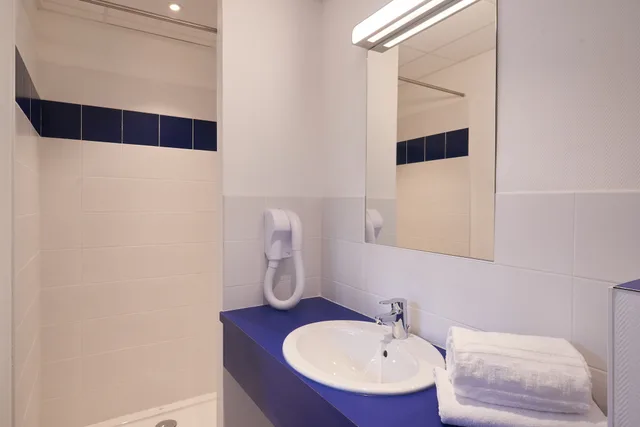 Family, Quintuple, 1 Single and 2 Double Beds، Hotel Le Petit Duquesne 3/3