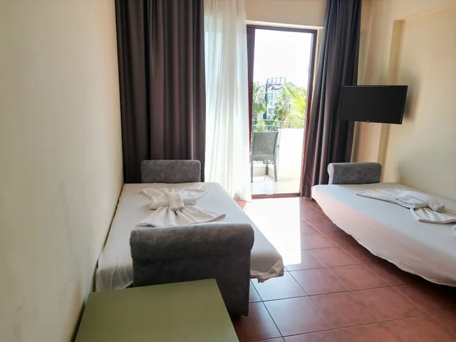 شقة بسريرين منفصلين بإطلالة على المسبح بغرفة نوم واحدة مع أريكة، Lemas Suite Hotel 9/10