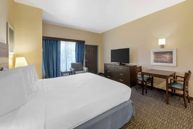 غرفة بسرير كينج بمطبخ، Best Western Naples Plaza Hotel 1/4