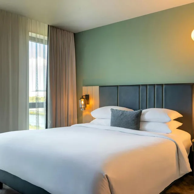 جناح ركني بسرير كينج بغرفة نوم واحدة بحوض جاكوزي، RENAISSANCE AMSTERDAM SCHIPHOL AIRPORT HOTEL 3/7