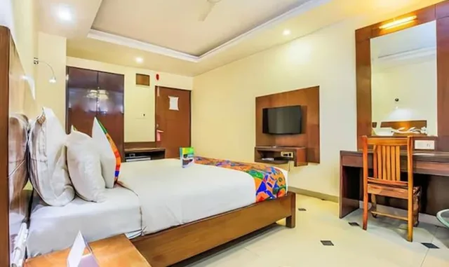 Luxury, Suite, Queen Bed, Hotel Heritage Heights 2/3