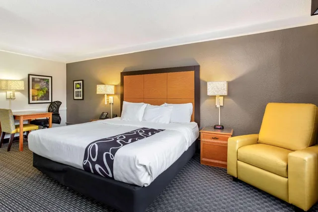 غرفة ديلوكس بسرير كينج، La Quinta Inn Champaign 7/9